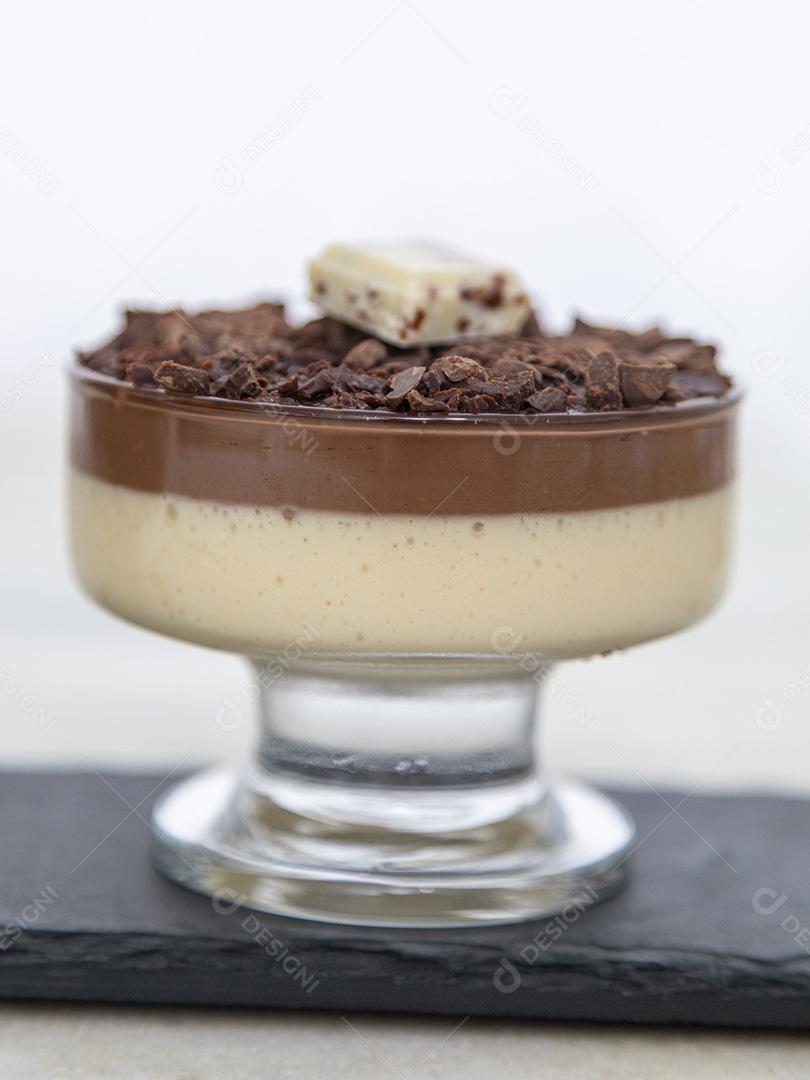Comida Mousse de chocolate branco e preto doce
