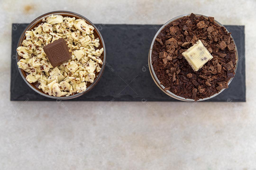 Comida Mousse de chocolate branco e preto doce