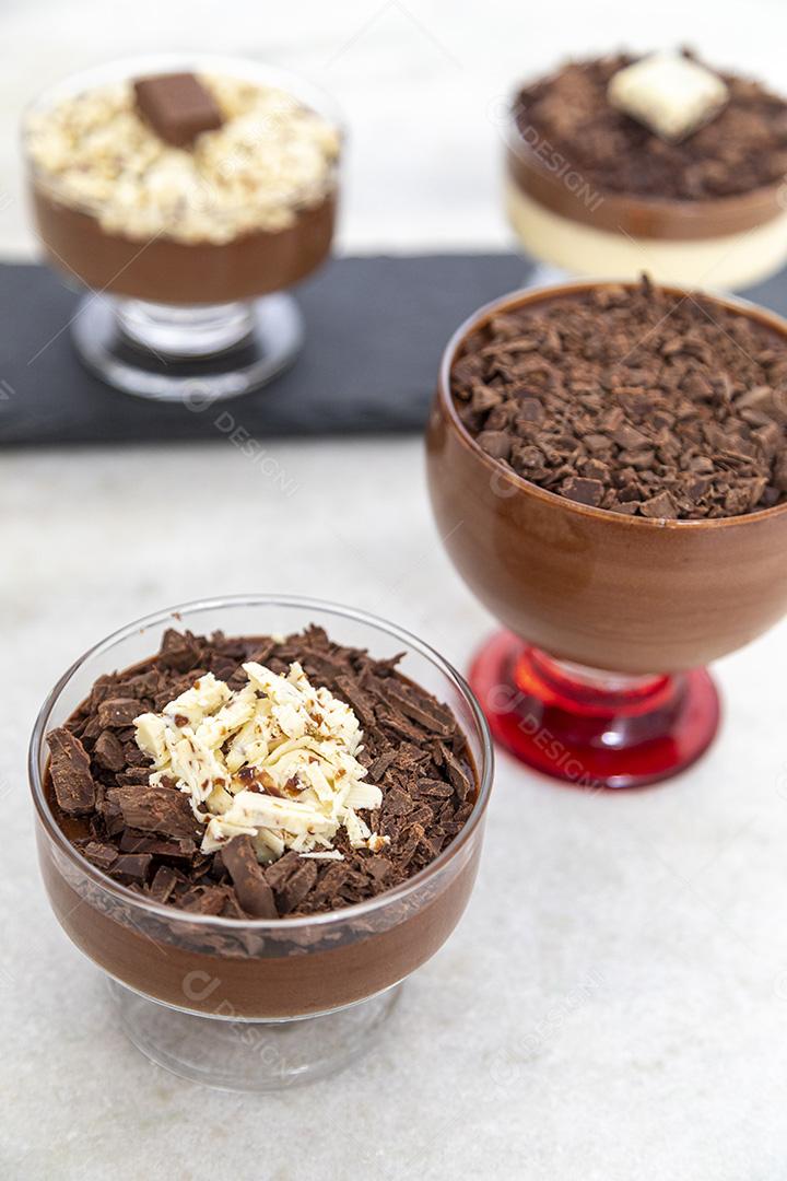 Comida Mousse de chocolate branco e preto doce