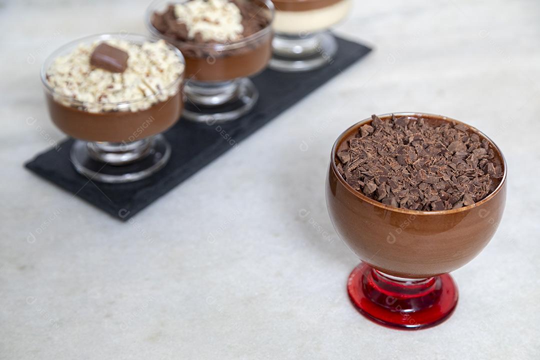 Comida Mousse de chocolate branco e preto doce