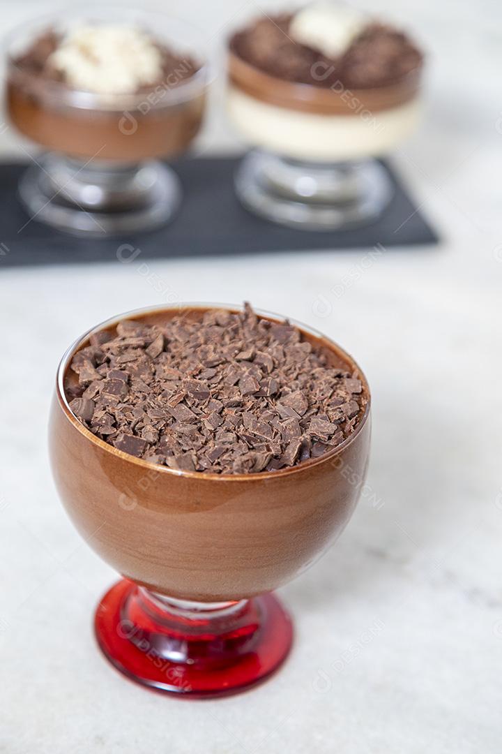 Comida Mousse de chocolate branco e preto doce