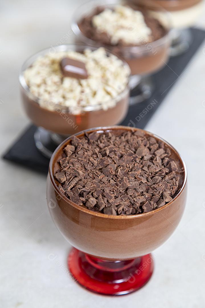 Comida Mousse de chocolate branco e preto doce