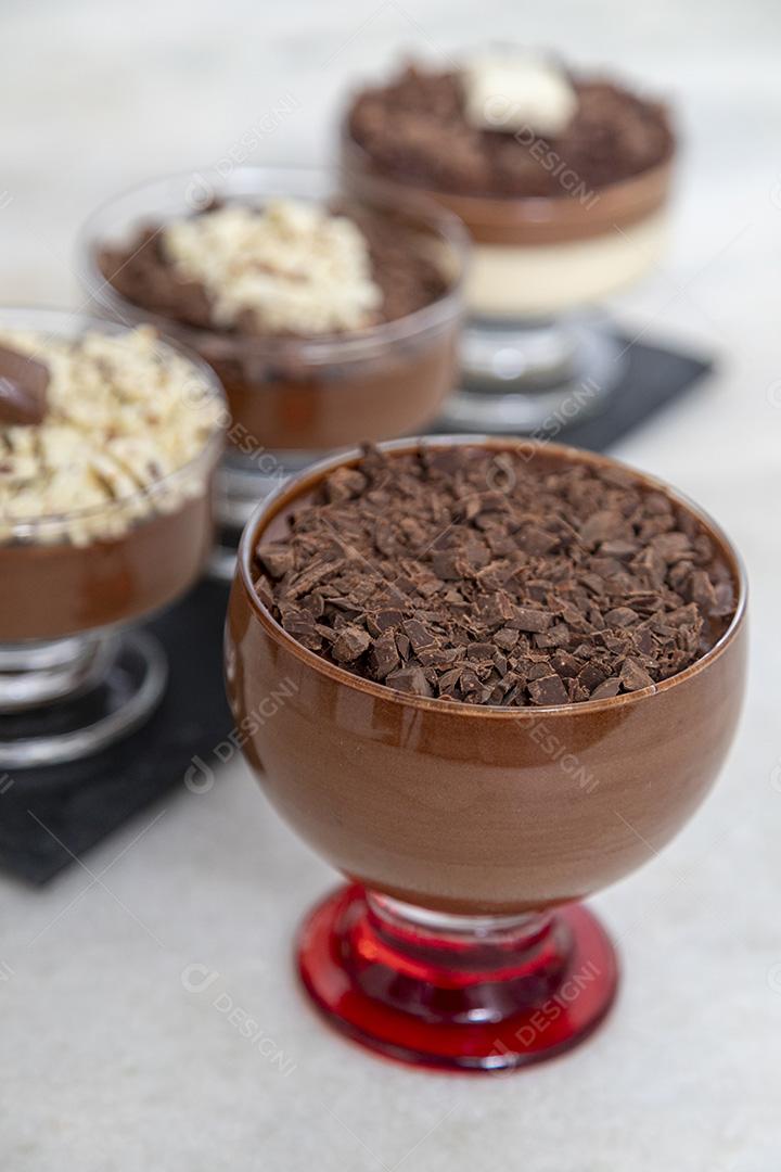 Comida Mousse de chocolate branco e preto doce