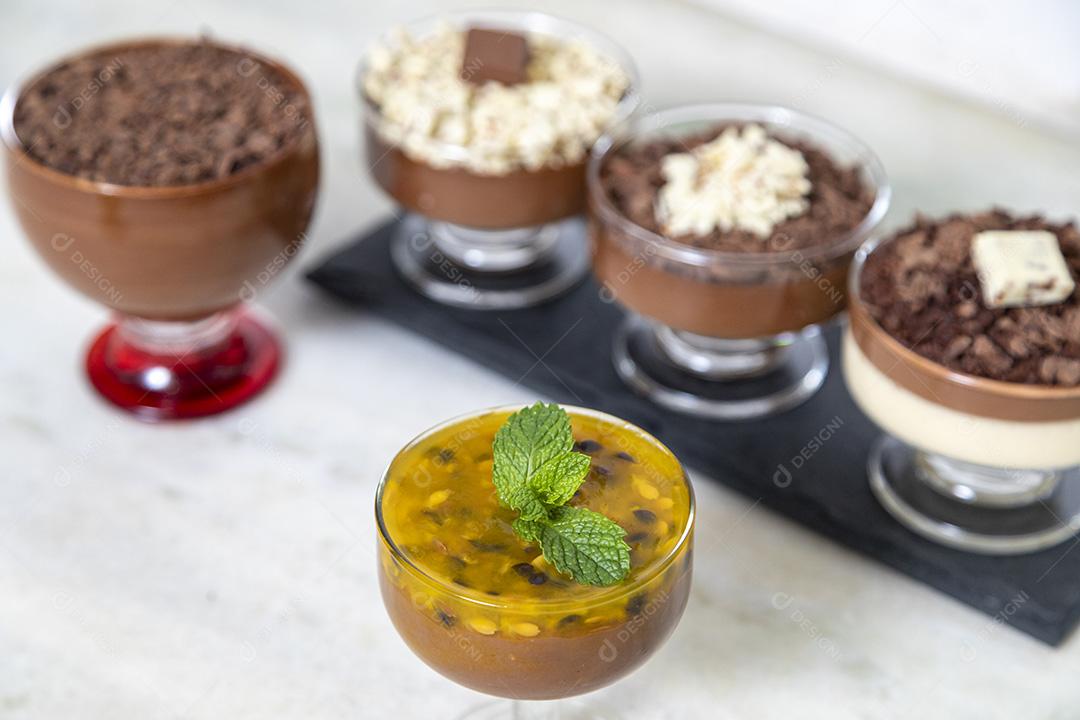 Mousses de maracuja e de chocolate comida fruta