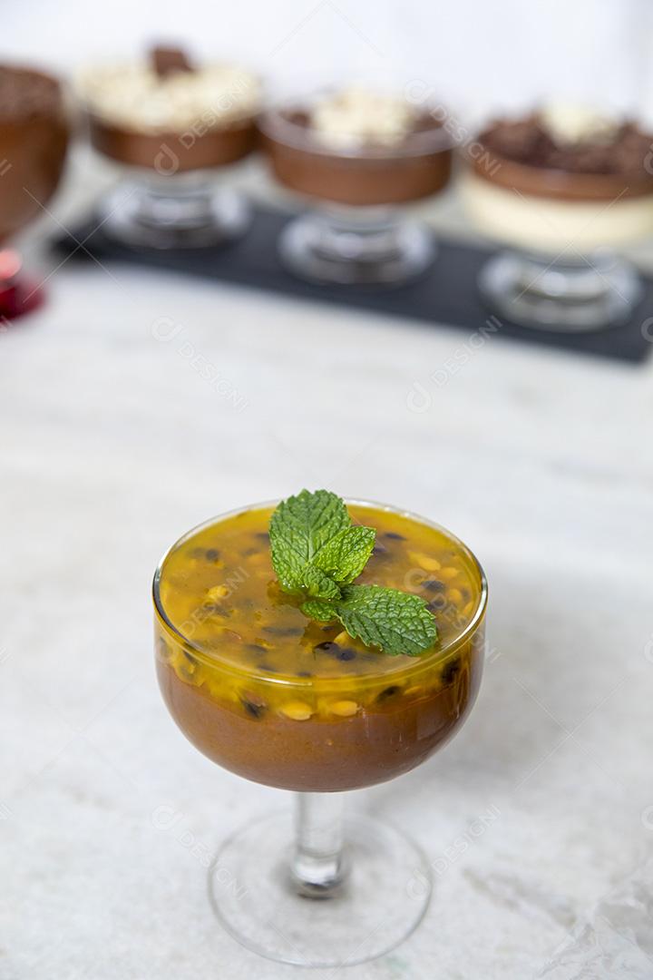 Mousses de maracuja e de chocolate comida fruta