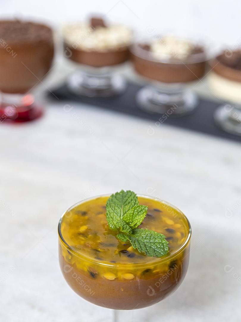 Mousses de maracuja e de chocolate comida fruta