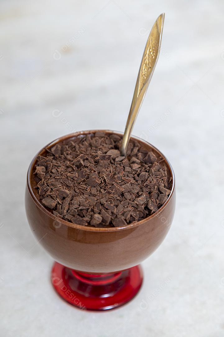 Comida Mousse de chocolates dentro de uma taça