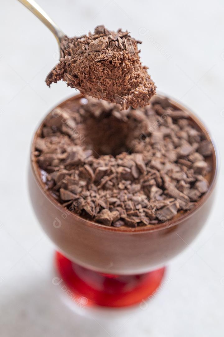 Comida Mousse de chocolates dentro de uma taça
