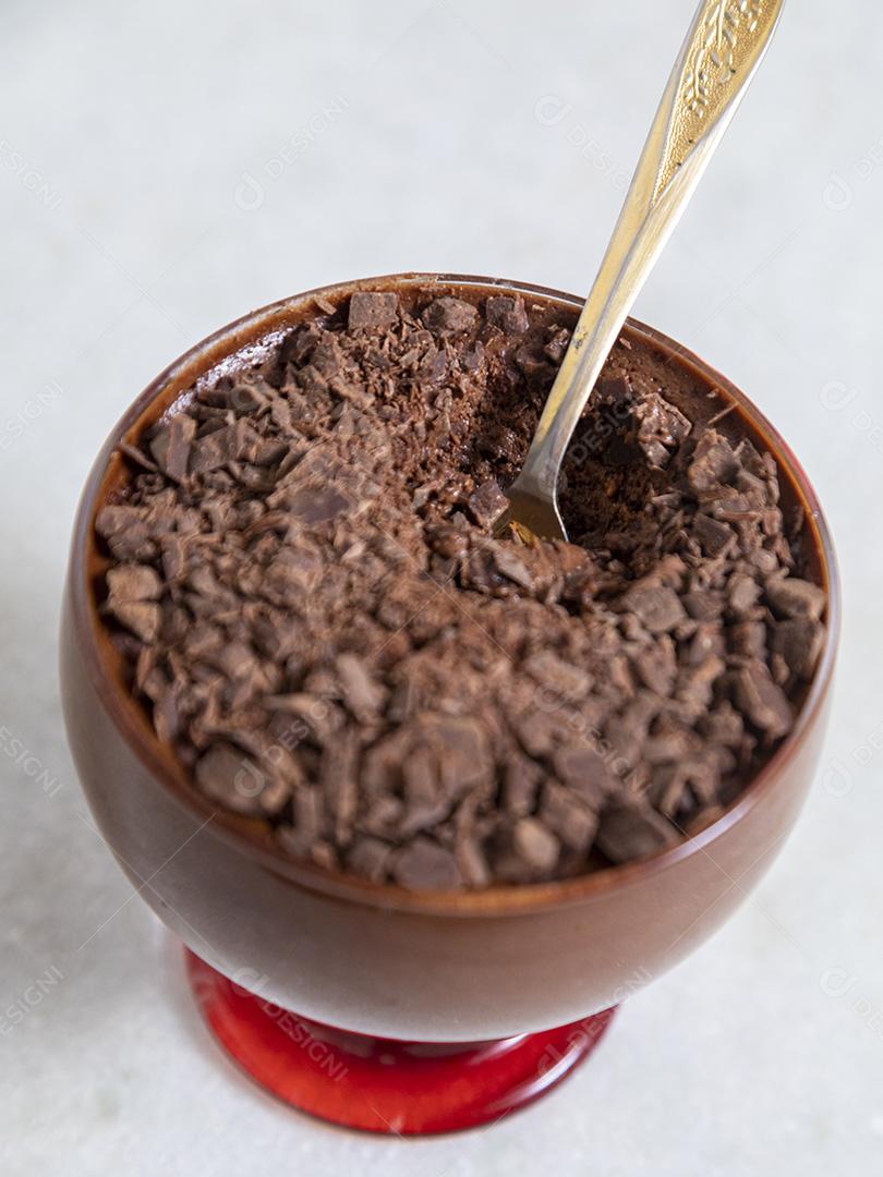 Comida Mousse de chocolates dentro de uma taça