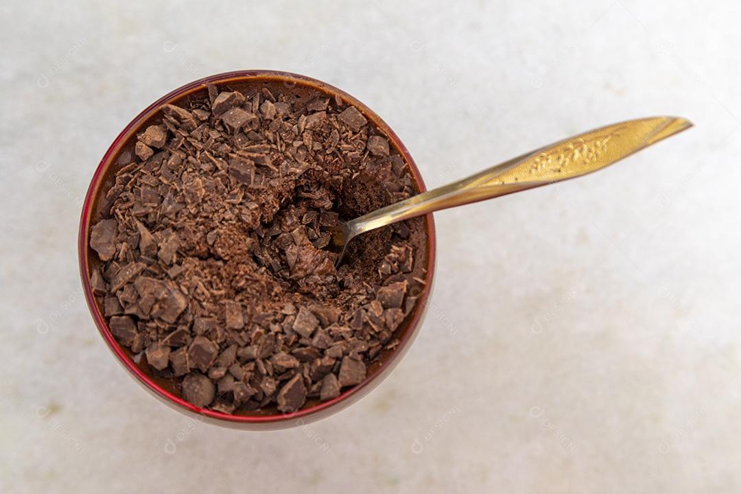 Comida Mousse de chocolates dentro de uma taça