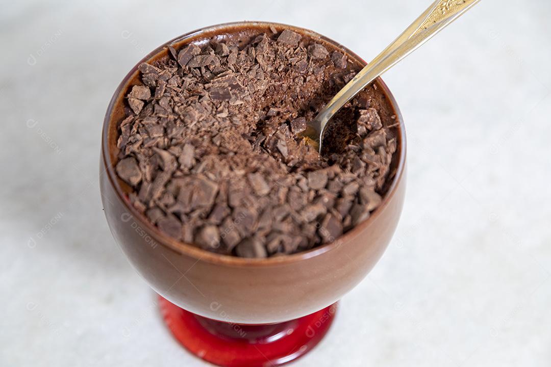 Comida Mousse de chocolates dentro de uma taça