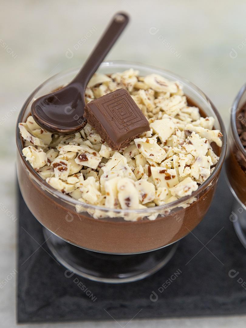 Comida Mousse de chocolates dentro de uma taça
