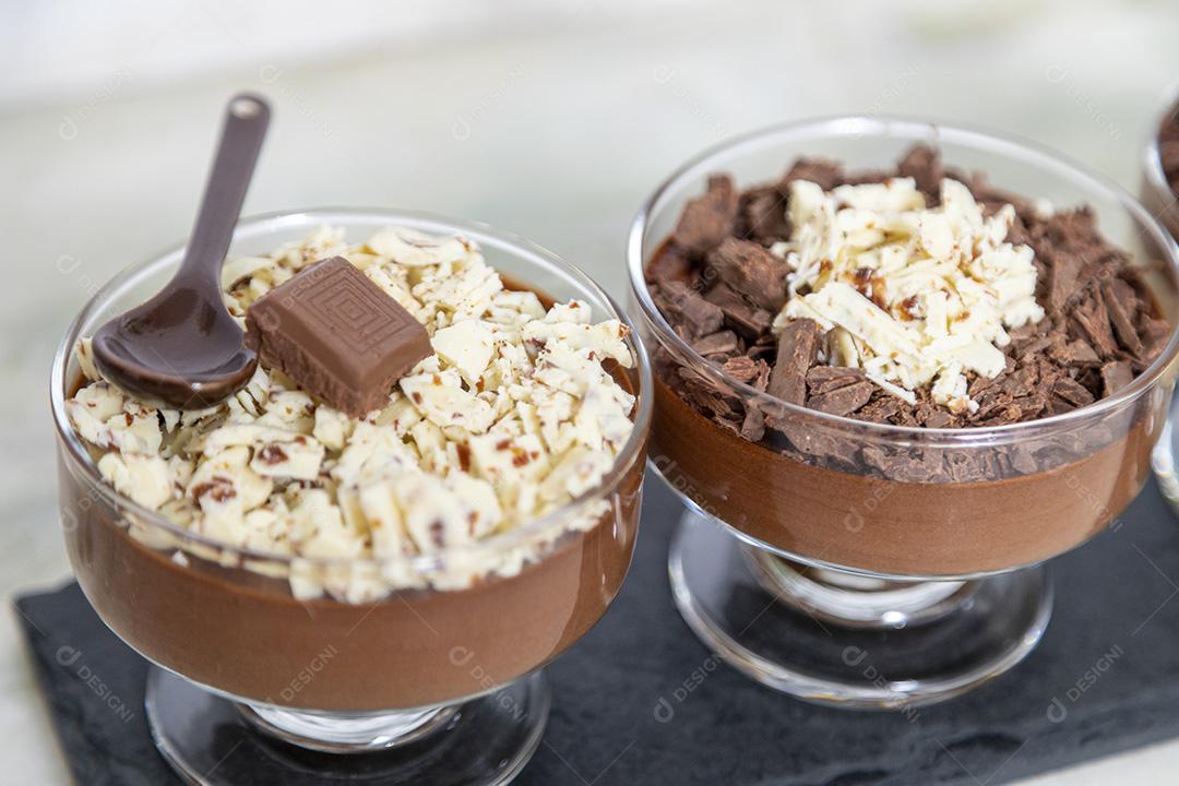 Comida Mousse de chocolates dentro de uma taça