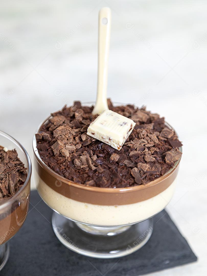 Comida Mousse de chocolates dentro de uma taça