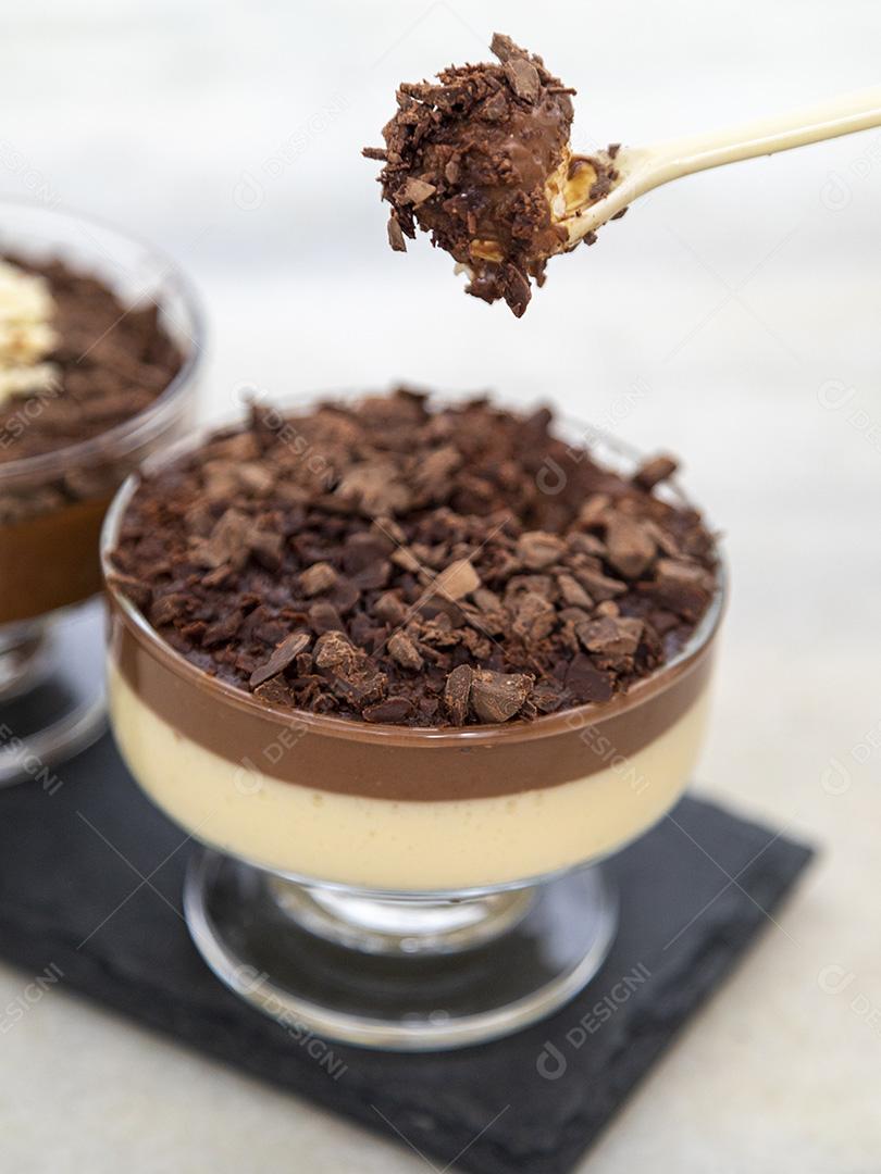 Comida Mousse de chocolates dentro de uma taça