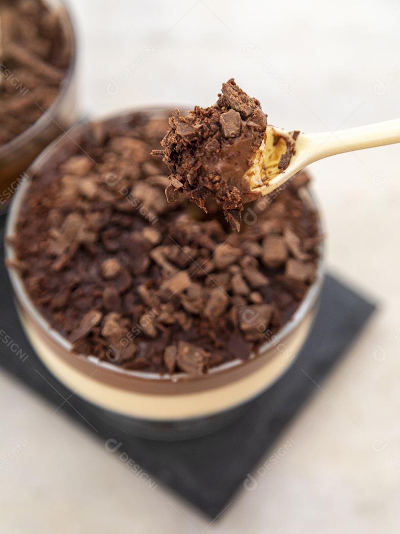 Comida Mousse de chocolates dentro de uma taça