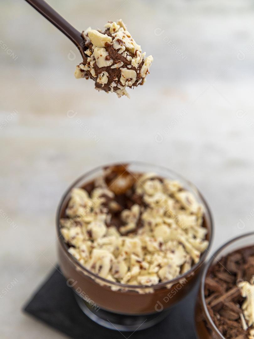 Comida Mousse de chocolates dentro de uma taça