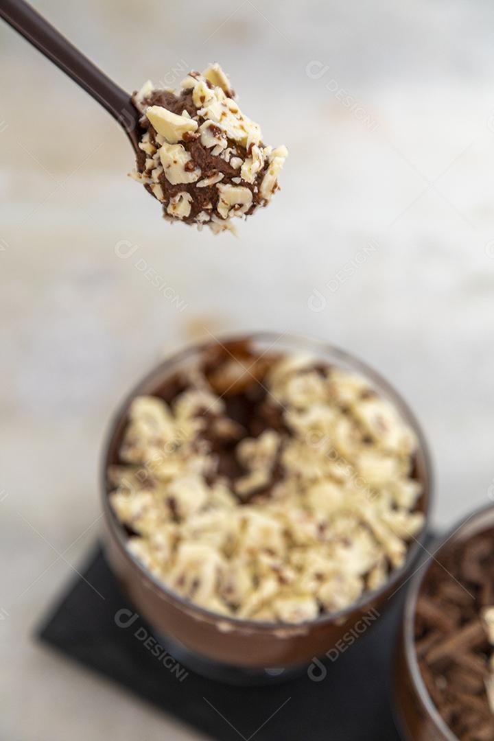 Comida Mousse de chocolates dentro de uma taça