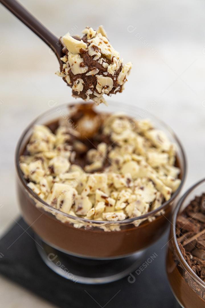 Comida Mousse de chocolates dentro de uma taça