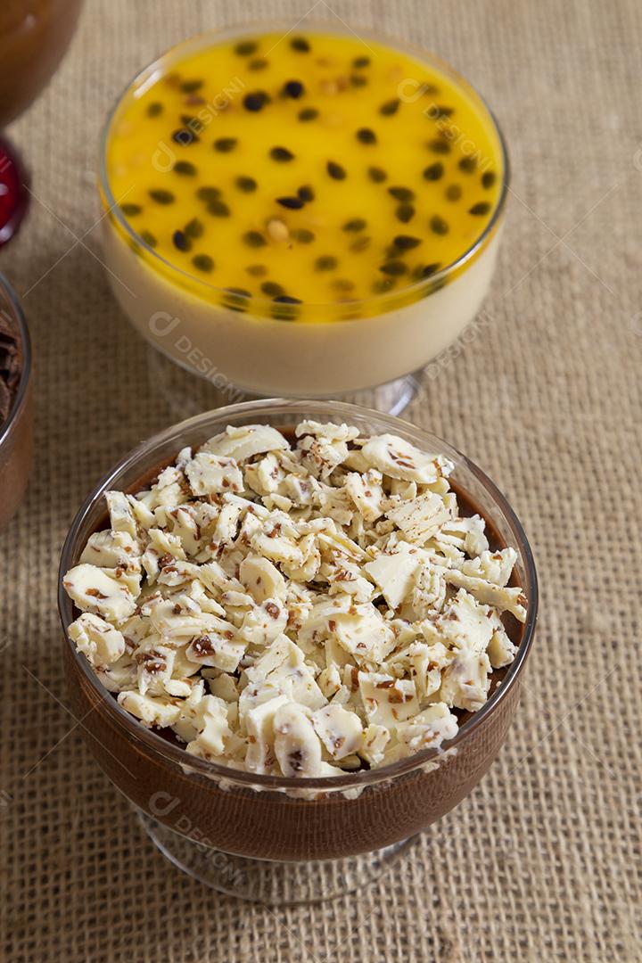 Sobremesa mousse de chocolate leite chocolate branco mousse ganache mousse maracujá