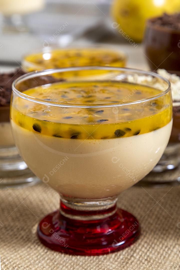 Sobremesa mousse de chocolate leite chocolate branco mousse ganache mousse maracujá