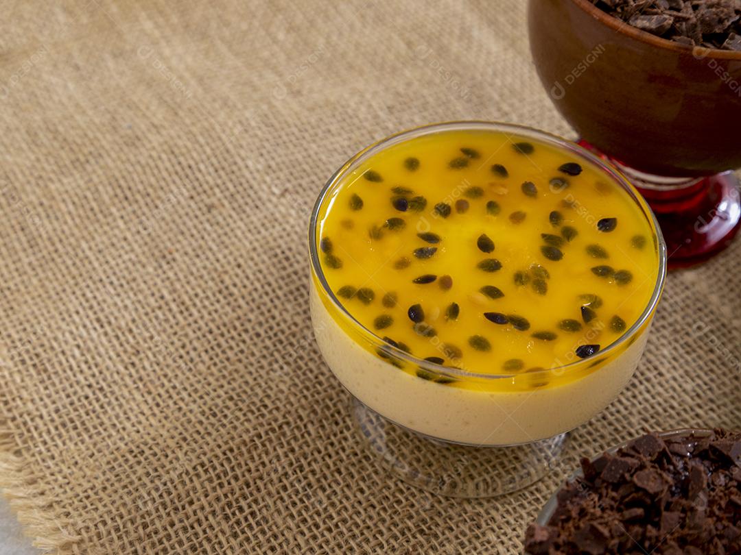 Sobremesa mousse de chocolate leite chocolate branco mousse ganache mousse maracujá