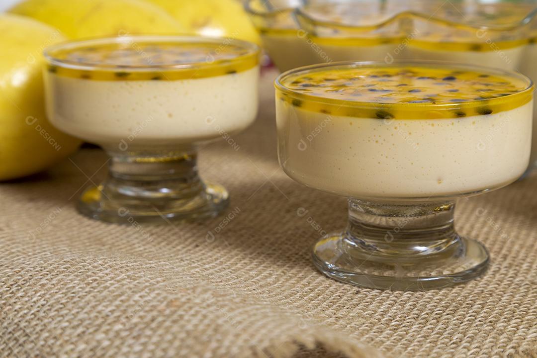 Sobremesa Mousse de maracujá servido na tigela