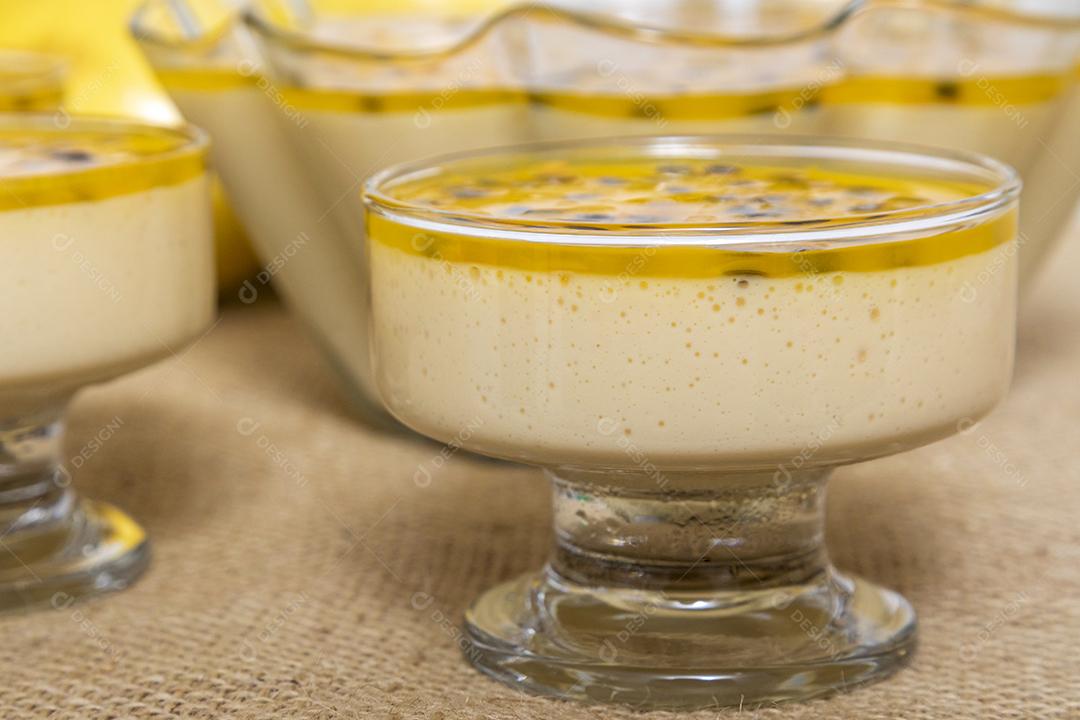 Sobremesa Mousse de maracujá servido na tigela