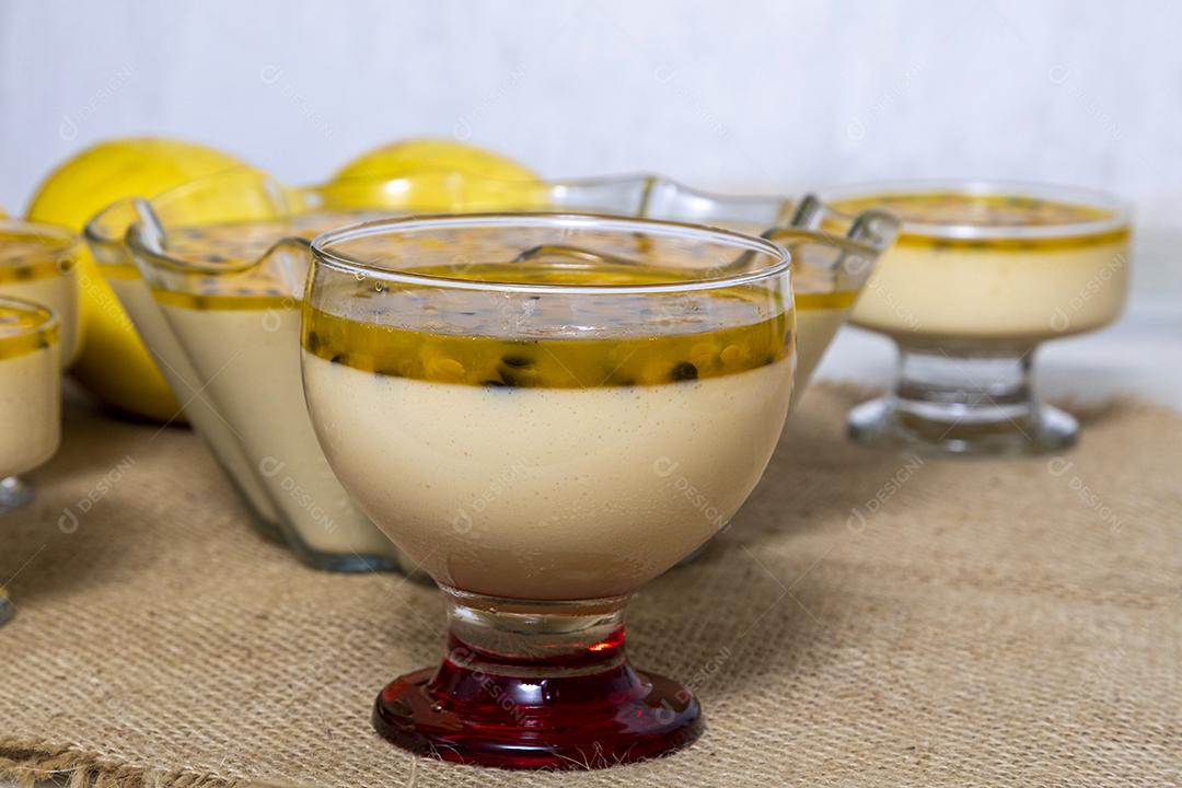 Sobremesa Mousse de maracujá servido na tigela