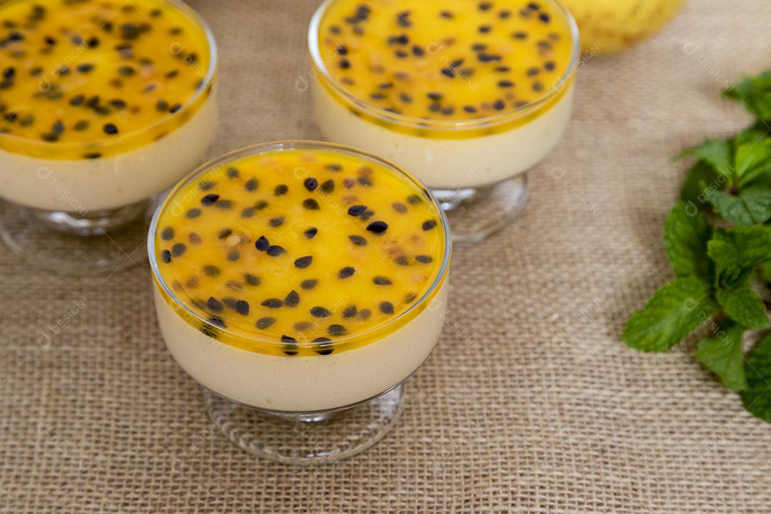 Sobremesa Mousse de maracujá servido na tigela