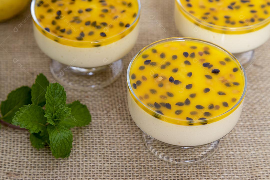 Sobremesa Mousse de maracujá servido na tigela