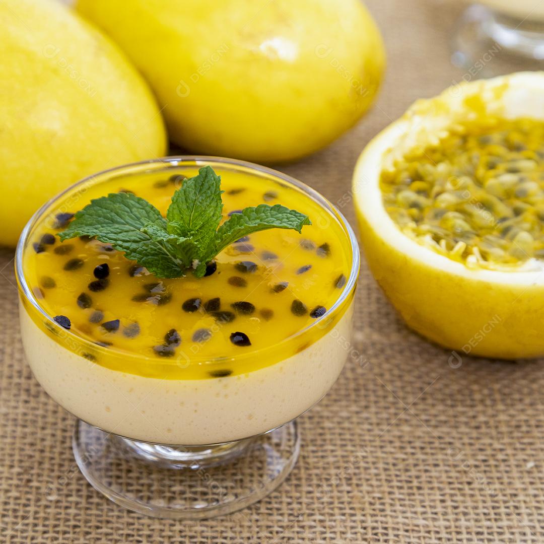 Sobremesa Mousse de maracujá servido na tigela