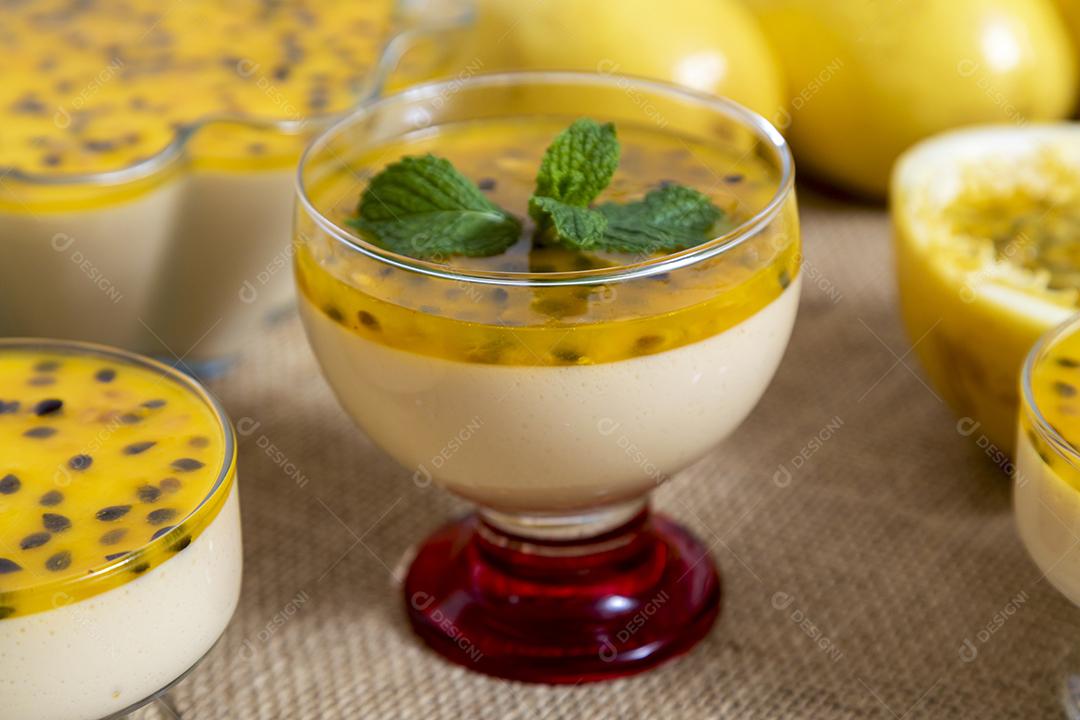 Sobremesa Mousse de maracujá servido na tigela