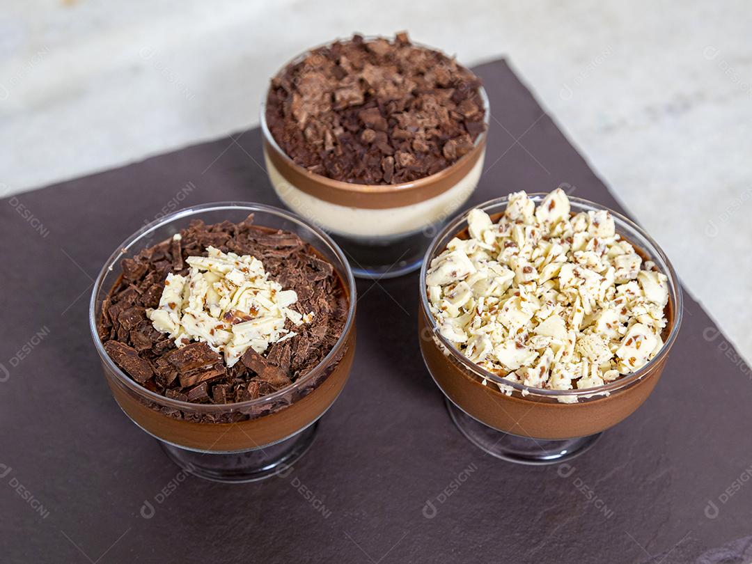 Xícara de sobremesa com mousse de chocolate ao leite e raspas de chocolate