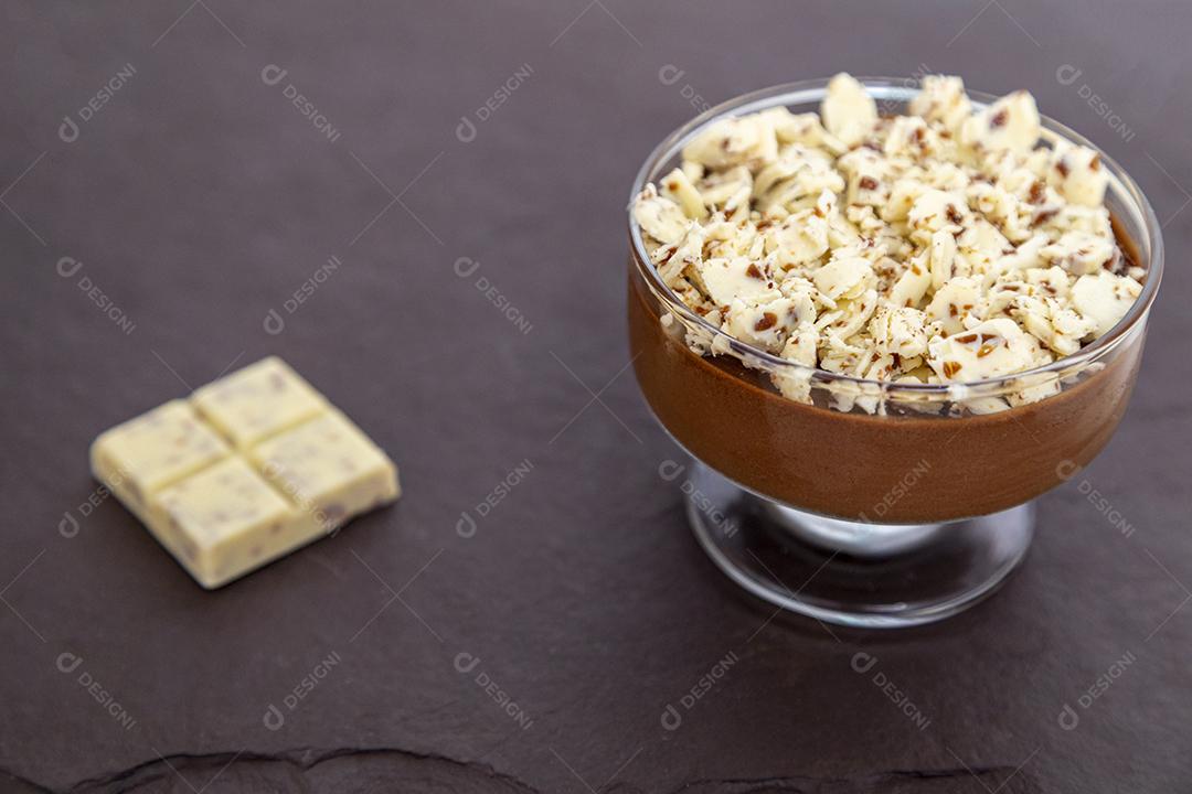 Mousse de chocolate ao leite com raspas de chocolate.