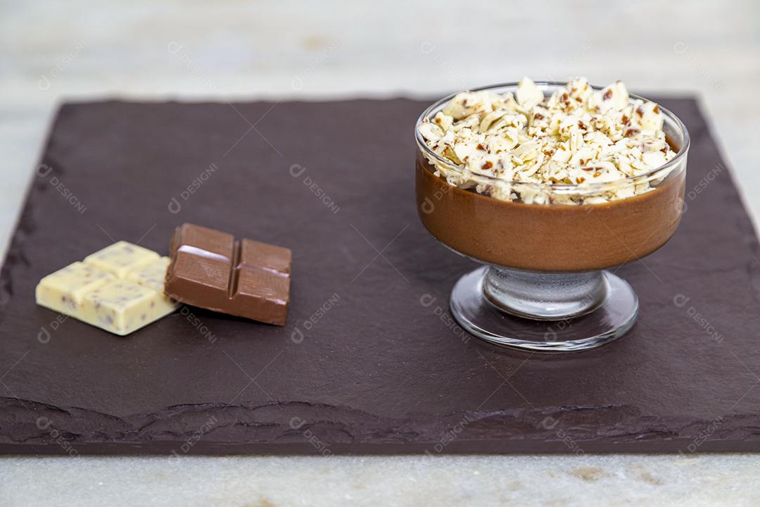 Mousse de chocolate ao leite com raspas de chocolate.