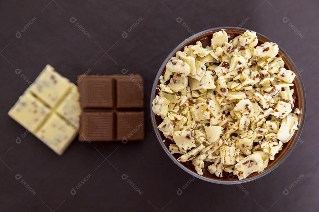 Mousse de chocolate ao leite com raspas de chocolate.