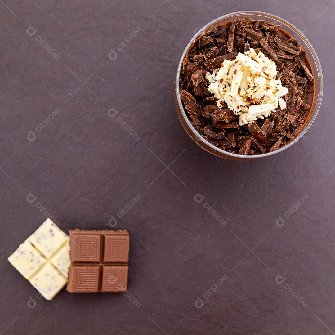 Mousse de chocolate ao leite com raspas de chocolate.