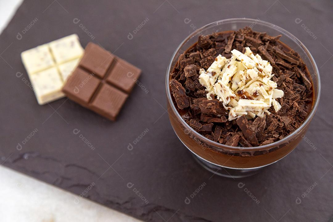 Mousse de chocolate ao leite com raspas de chocolate.