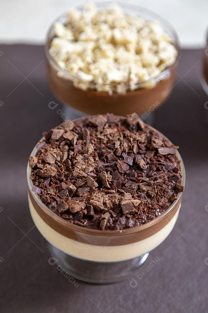 Mousse de chocolate ao leite com raspas de chocolate.