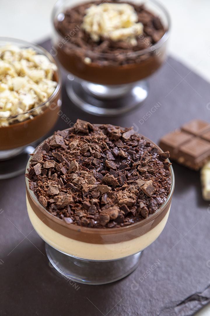 Mousse de chocolate ao leite com raspas de chocolate.
