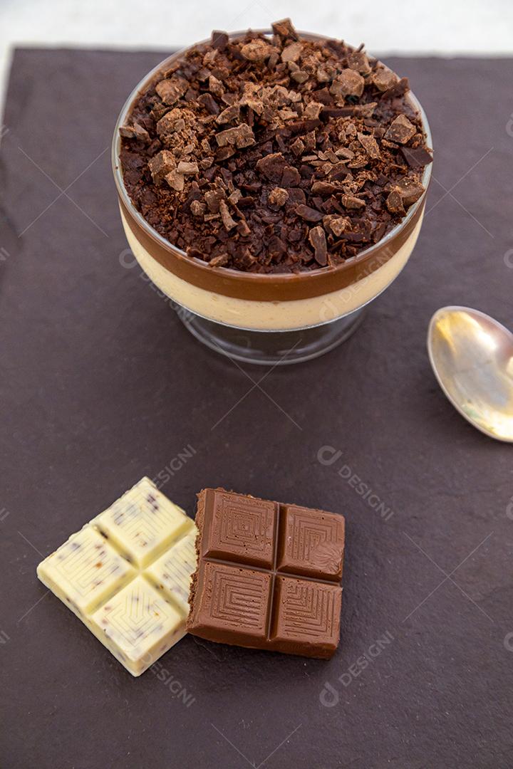 Mousse de chocolate ao leite com raspas de chocolate.