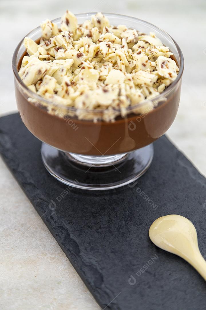 Mousse de chocolate ao leite com raspas de chocolate.