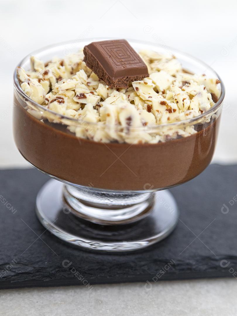 Mousse de chocolate ao leite com raspas de chocolate.