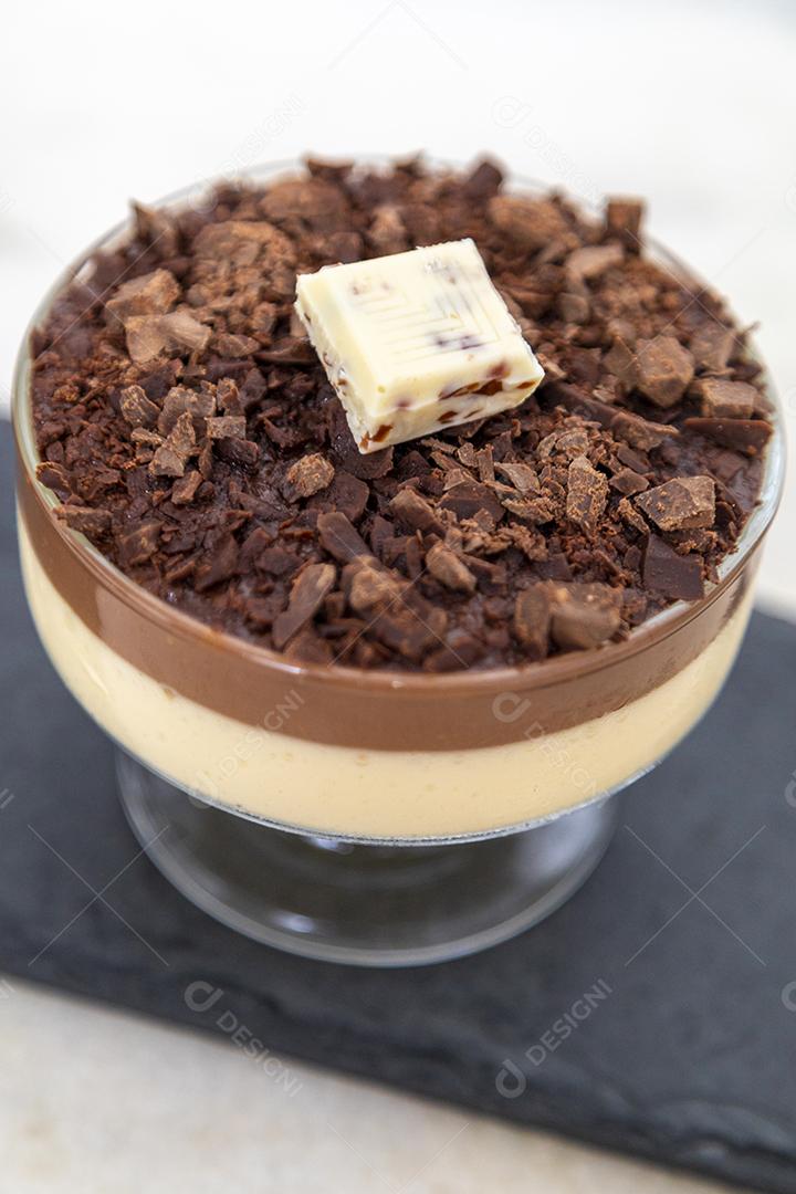 Mousse de chocolate ao leite com raspas de chocolate.