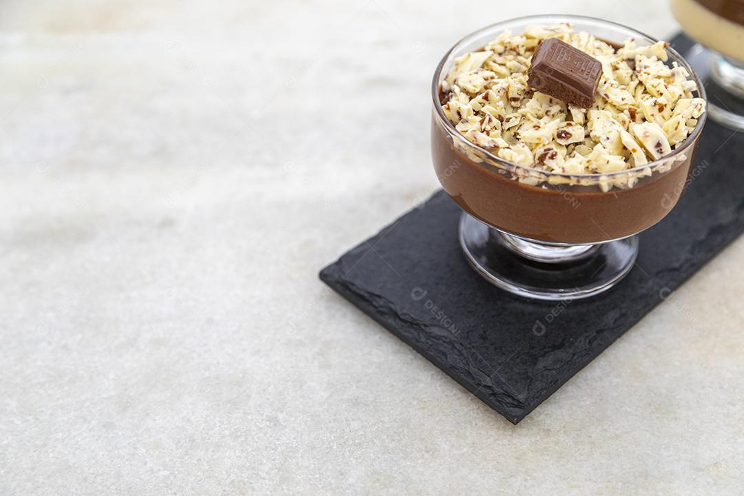 Mousse de chocolate ao leite com raspas de chocolate.