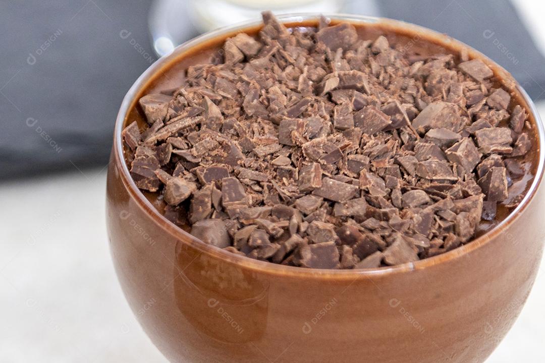 Mousse de chocolate ao leite com raspas de chocolate.