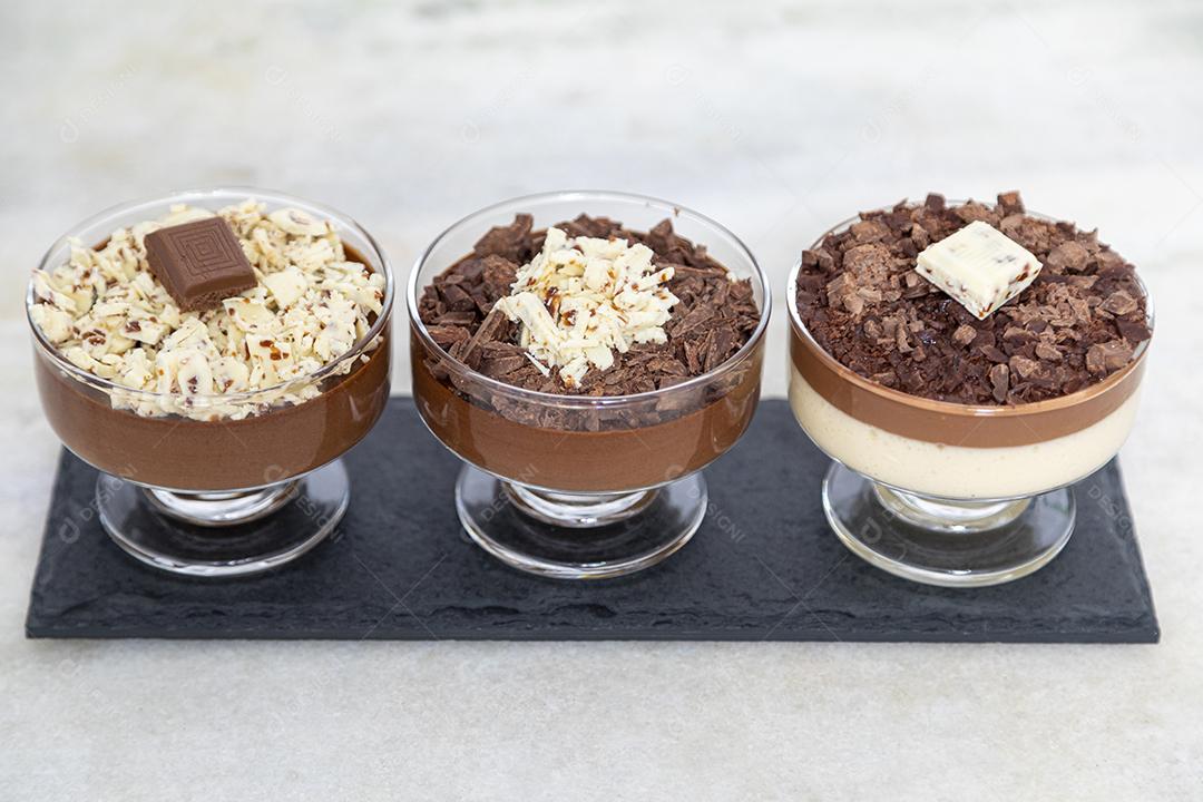 Mousse de chocolate ao leite com raspas de chocolate.