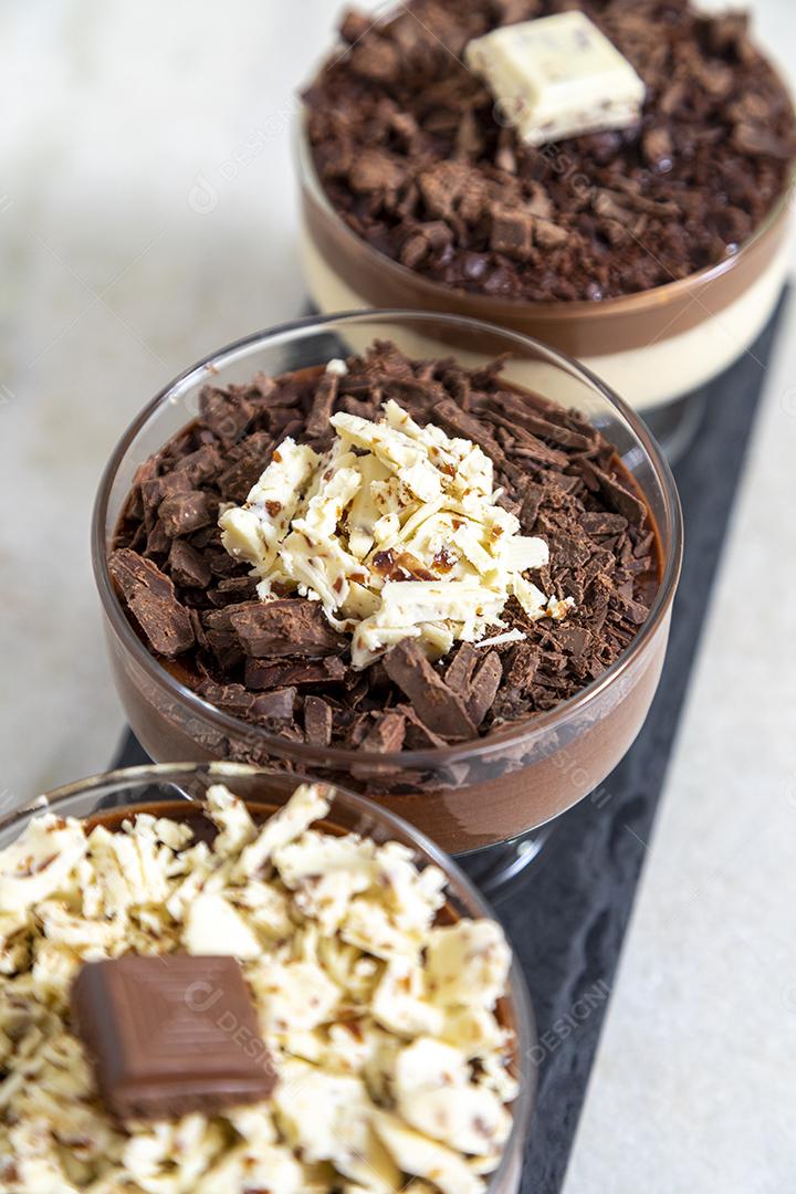 Xícara de sobremesa com mousse de chocolate ao leite e chocolate branco