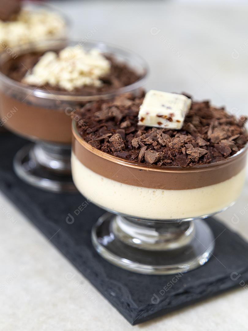 Xícara de sobremesa com mousse de chocolate ao leite e chocolate branco